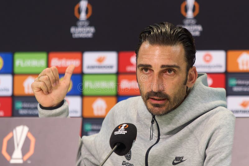 FCSB:s presskonferens FCSB mot LYON UEFA Europa League Fotball Round av den 16 första benet Bukarest Rumänien royaltyfri bild