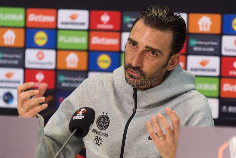 FCSB:s presskonferens FCSB mot LYON UEFA Europa League Fotball Round av den 16 första benet Bukarest Rumänien arkivbild