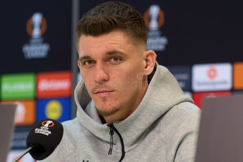 FCSB:s presskonferens FCSB mot LYON UEFA Europa League Fotball Round av den 16 första benet Bukarest Rumänien royaltyfri bild