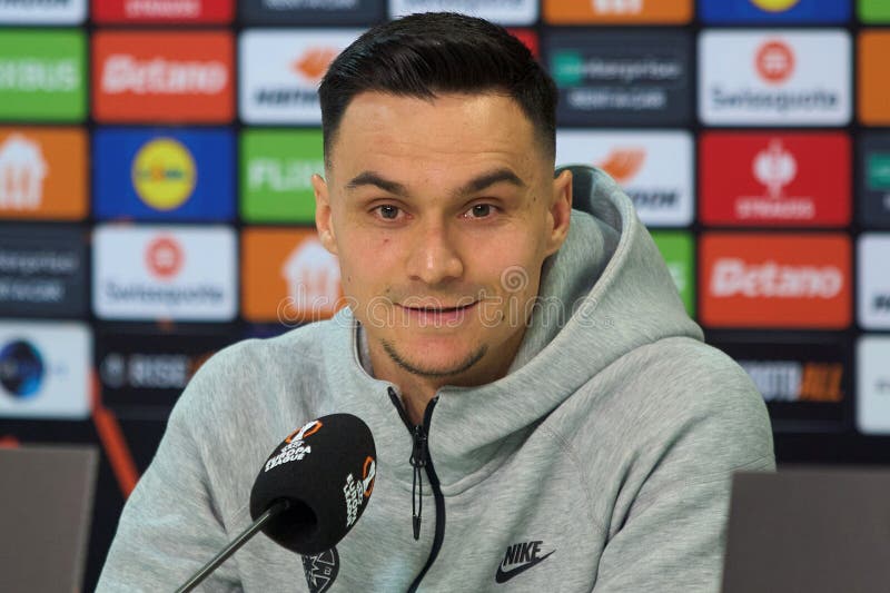 FCSB:s presskonferens FCSB mot PAOK FC UEFA Europa League Fotball Knockout PlayOffs 2nd leg Bukarest Rumänien arkivbild