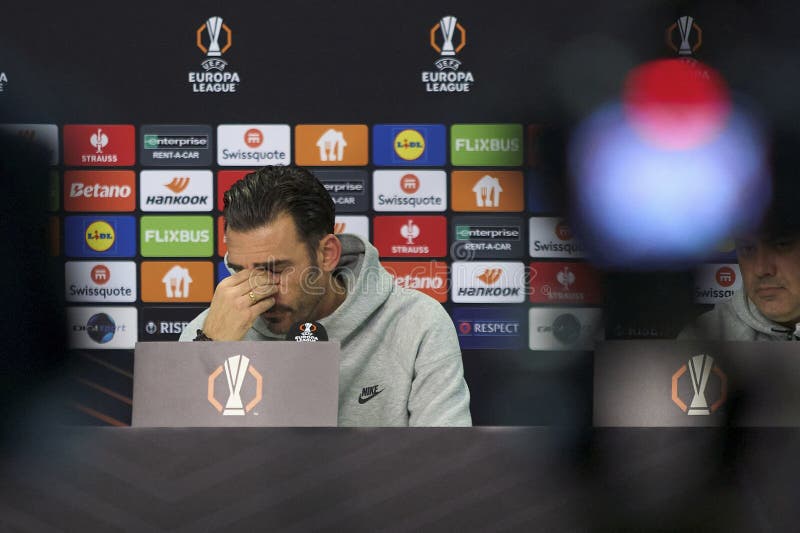 FCSB:s presskonferens FCSB mot PAOK FC UEFA Europa League Fotball Knockout PlayOffs 2nd leg Bukarest Rumänien royaltyfri bild