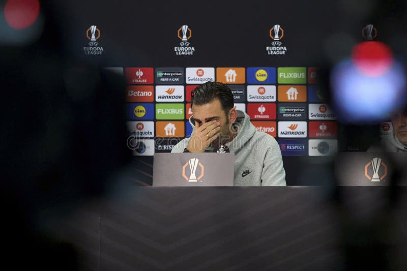 FCSB:s presskonferens FCSB mot PAOK FC UEFA Europa League Fotball Knockout PlayOffs 2nd leg Bukarest Rumänien arkivfoto