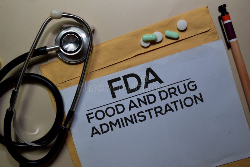 FDA - Κείμενο για τη Διαχείριση Τροφίμων και Φαρμάκων σε έγγραφο πάνω από καφέ φάκελο και στηθοσκόπιο Υγεία ή ιατρική έννοια στοκ φωτογραφίες