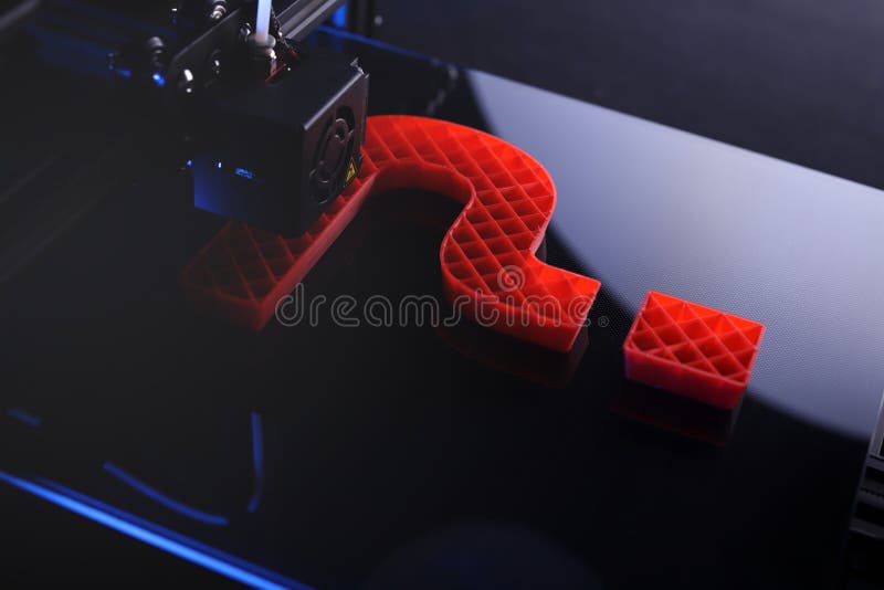 FDM-3D-printer robi rzeźbionemu znak zapytania od czerwonego klingerytu w błękitnym neonowym świetle wyrażać technologii sposobno obrazy stock FDM-3D-printer robi rzeźbionemu znak zapytania od czerwonego klingerytu w błękitnym neonowym świetle wyrażać technologii sposobno obrazy stock