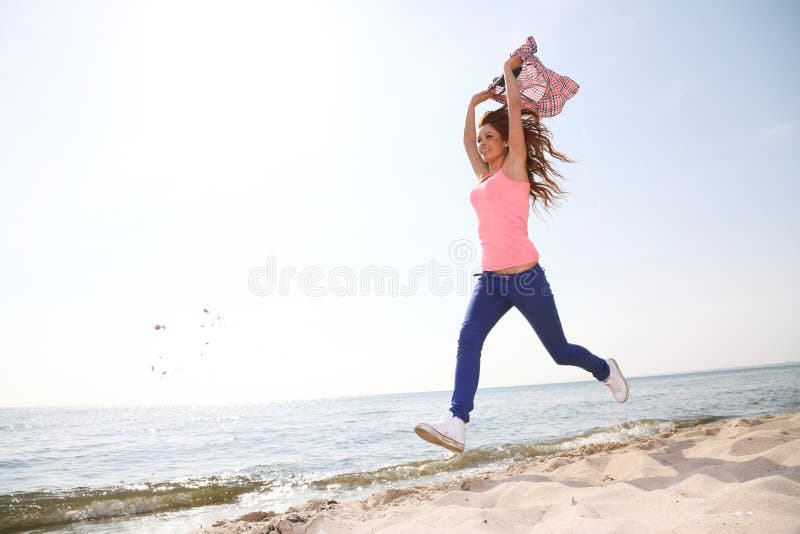 FE alegre joven hermoso alegre sonriente feliz del caucásico de la mujer fotos de archivo libres de regalías FE alegre joven hermoso alegre sonriente feliz del caucásico de la mujer fotos de archivo libres de regalías