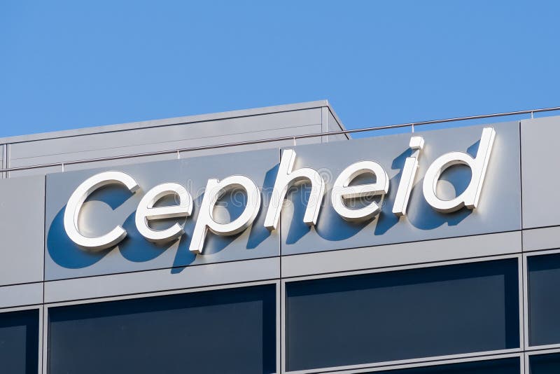 7 feb 2020 Santa Clara / CA / USA - chiusura del logo Cepheid nella sede centrale di Silicon Valley; Cepheid Inc. è americana fotografia stock libera da diritti