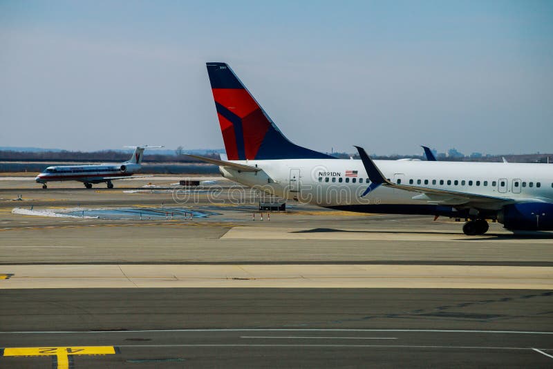 14 FEBBRAIO 2019 JFK NEW YORK, U.S.A.: Aerei di DELTA al John F Kennedy International Airport È il passeggero internazionale dell immagini stock libere da diritti 14 FEBBRAIO 2019 JFK NEW YORK, U.S.A.: Aerei di DELTA al John F Kennedy International Airport È il passeggero internazionale dell immagini stock libere da diritti