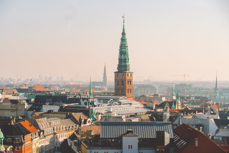 18 febbraio 2019 La Danimarca Copenhaghen Vista superiore panoramica del centro urbano da una parte migliore Torre rotonda di Run fotografia stock libera da diritti 18 febbraio 2019 La Danimarca Copenhaghen Vista superiore panoramica del centro urbano da una parte migliore Torre rotonda di Run fotografia stock libera da diritti