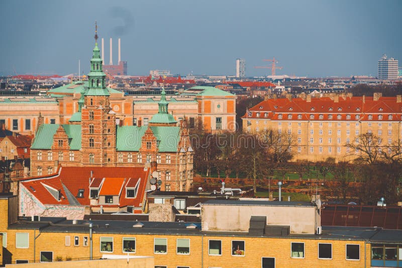 18 febbraio 2019 La Danimarca Copenhaghen Vista superiore panoramica del centro urbano da una parte migliore Torre rotonda di Run immagini stock libere da diritti 18 febbraio 2019 La Danimarca Copenhaghen Vista superiore panoramica del centro urbano da una parte migliore Torre rotonda di Run immagini stock libere da diritti