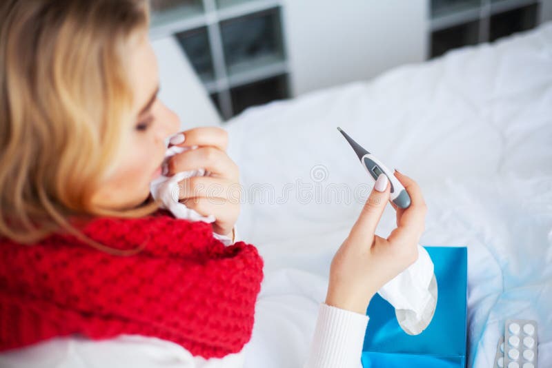 Febre e frio Retrato mulher bonita da gripe travada, tendo a dor de cabe?a e a alta temperatura Close up da menina doente fotografia de stock Febre e frio Retrato mulher bonita da gripe travada, tendo a dor de cabe?a e a alta temperatura Close up da menina doente fotografia de stock