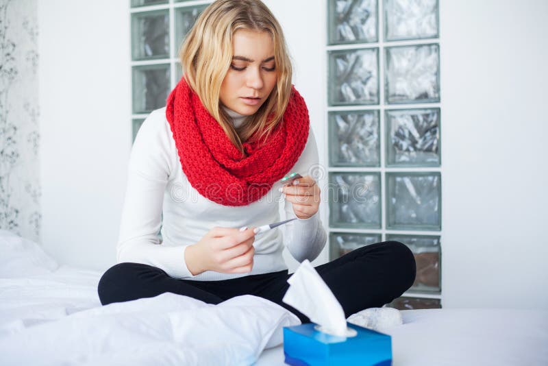 Febre e frio Retrato mulher bonita da gripe travada, tendo a dor de cabe?a e a alta temperatura Close up da menina doente fotos de stock Febre e frio Retrato mulher bonita da gripe travada, tendo a dor de cabe?a e a alta temperatura Close up da menina doente fotos de stock