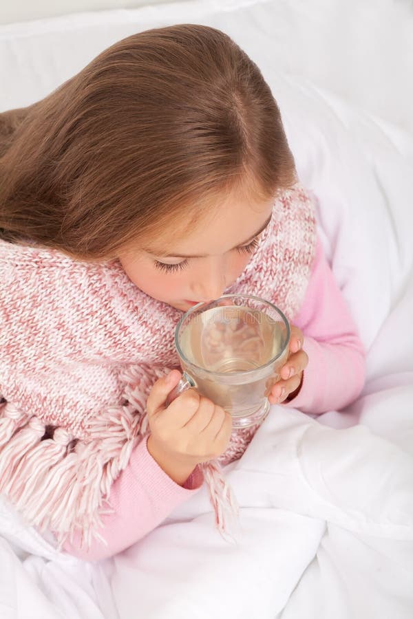 Febre, frio e gripe - medicinas e chá quente em próximo, menina doente mim imagens de stock Febre, frio e gripe - medicinas e chá quente em próximo, menina doente mim imagens de stock