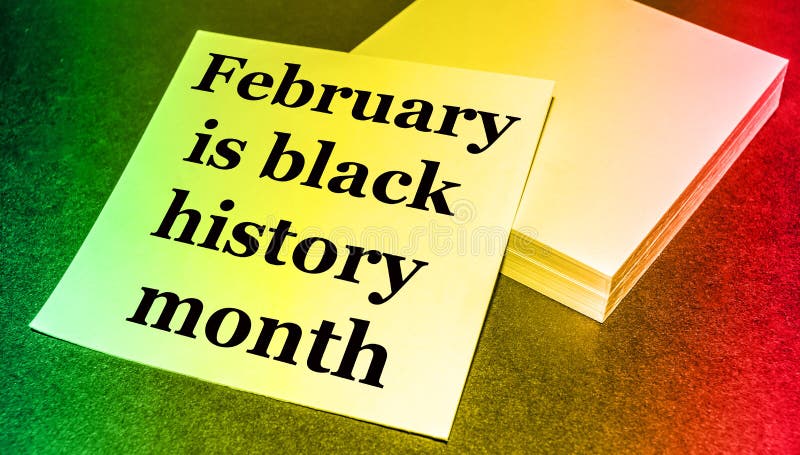 Febrero es el mes de la historia negra escrita en un montón de papel fondo de gradiente tintado verde amarillo rojo