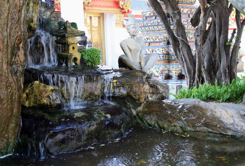 7. Februar 2019 Bangkok, Thailand, Wat Pho-Tempelkomplex Buddhistische Statuen und Skulpturen lizenzfreie stockfotografie 7. Februar 2019 Bangkok, Thailand, Wat Pho-Tempelkomplex Buddhistische Statuen und Skulpturen lizenzfreie stockfotografie