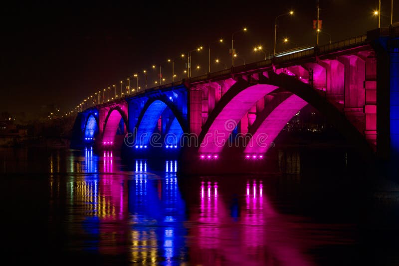 28. Februar 2019 Russland, Krasnojarsk Nachtbrücke über dem Jenissei stockfotos 28. Februar 2019 Russland, Krasnojarsk Nachtbrücke über dem Jenissei stockfotos