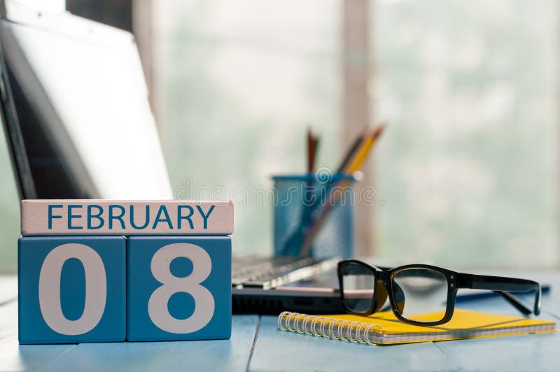8 februari Dag 8 van de maand, kalender over de achtergrond van de financiële adviseur op de werkplek Wintertijd Lege ruimte voor