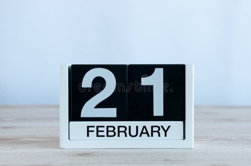 21 februari Dag 21 van de maand, zwart-wit kalender op houten tafel achtergrond Wintertijd Lege ruimte voor tekst