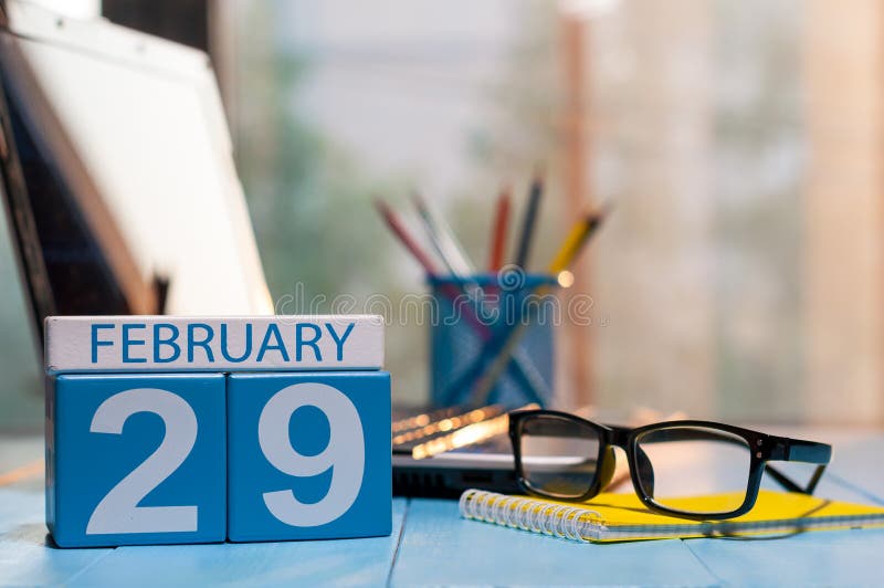 29 februari Dag 29 van maand, kalender op de achtergrond van de redacteurswerkruimte Schrikkeljaarconcept Bloem in de sneeuw Lege