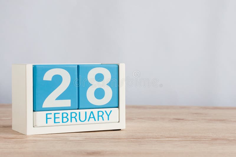 28 februari Kubuskalender voor 28 februari op houten oppervlakte met lege ruimte voor tekst Niet schrikkeljaar of intercalary