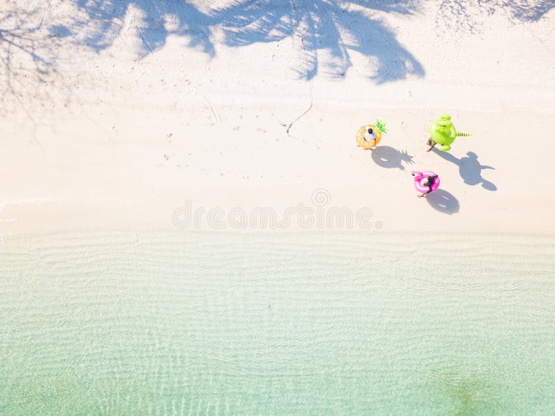 25 Februari 2019-Myanmar:: de toerist speelt zwemmende ring op strand stock foto 25 Februari 2019-Myanmar:: de toerist speelt zwemmende ring op strand stock foto