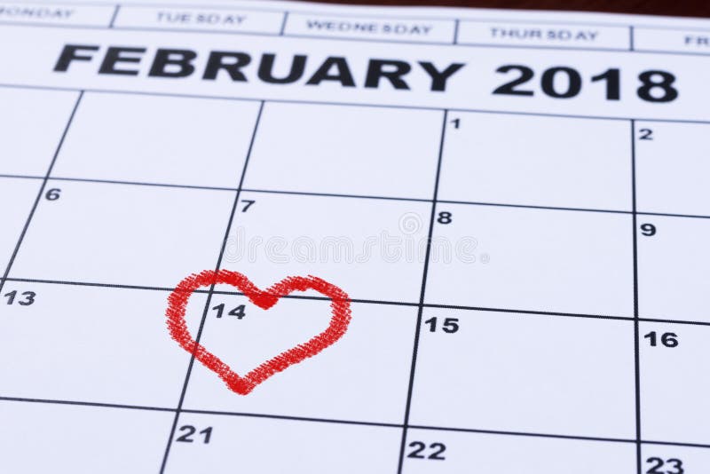 14 februari, 2018 op de kalender, de dag van Valentine ` s, hart van gevoeld rood