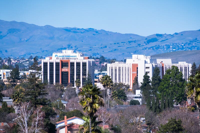 Februari 23, 2018 San Jose/CA/USA - Kaiser Permanente sjukhus- och sjukhusbyggnader som placeras i södra San Jose, San arkivbild Februari 23, 2018 San Jose/CA/USA - Kaiser Permanente sjukhus- och sjukhusbyggnader som placeras i södra San Jose, San arkivbild