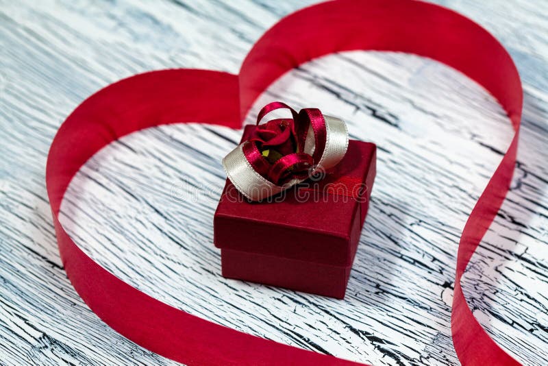 14 februari Valentijnskaartendag - hart van rood lint