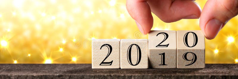 Fecha cambiante de la mano a partir de 2019 a 2020 foto de archivo Fecha cambiante de la mano a partir de 2019 a 2020 foto de archivo