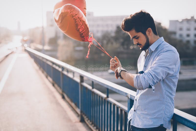 Fecha que espera del hombre triste para el fecha de la tarjeta del día de San Valentín imagen de archivo libre de regalías Fecha que espera del hombre triste para el fecha de la tarjeta del día de San Valentín imagen de archivo libre de regalías