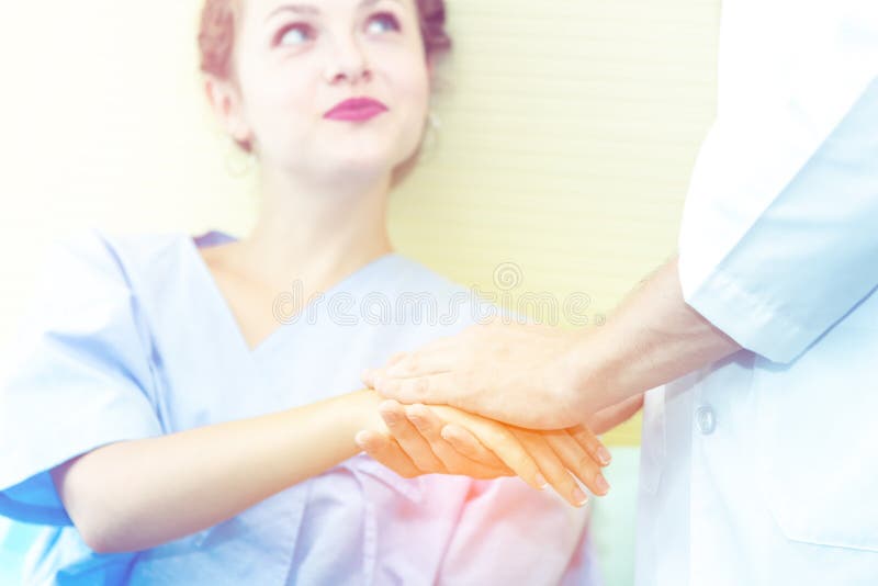 Fechado acima das mãos do paciente de tranquilidade da mulher do homem do doutor na cama no hospital Médico profissional que co fotos de stock Fechado acima das mãos do paciente de tranquilidade da mulher do homem do doutor na cama no hospital Médico profissional que co fotos de stock