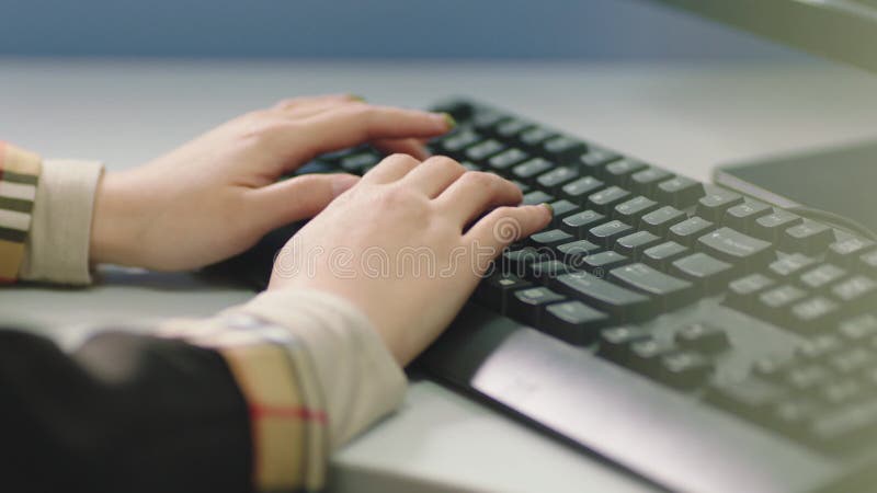 Fechamento da escrita manual no teclado do computador no escritório