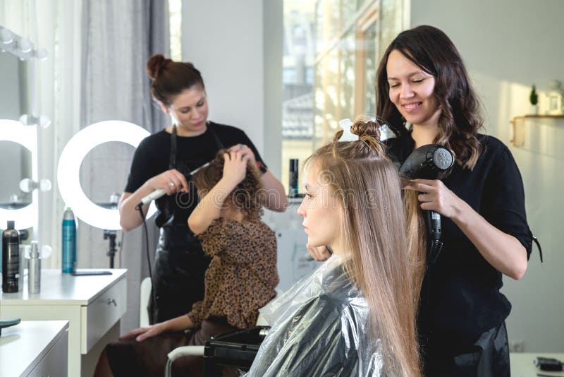 profissional cabeleireiro seco cabelo com uma secador de cabelo e volta  escova de cabelo dentro uma beleza salão. 26689478 Foto de stock no Vecteezy