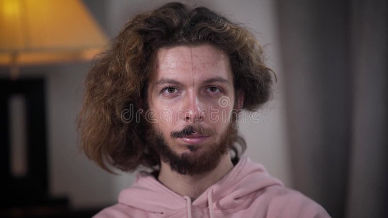 Retrato de um homem barbudo bonito em uma fantasia de pirata, olhando sério  para a câmera para o halloween. homem vestido de pirata do caribe.