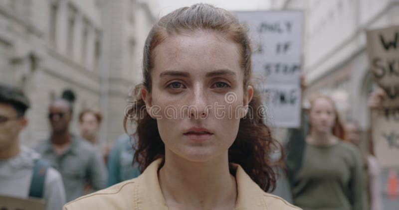 Fechamento de uma mulher em protesto