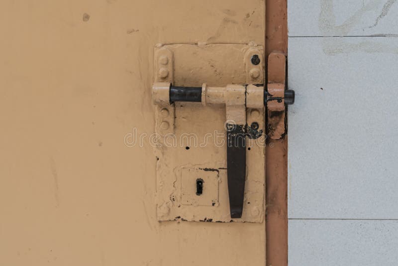 Porta Do Metal Na Prisão Com Um Grande Fechamento E Umas Barras Grossas  Foto de Stock - Imagem de carcereira, quarto: 150830680