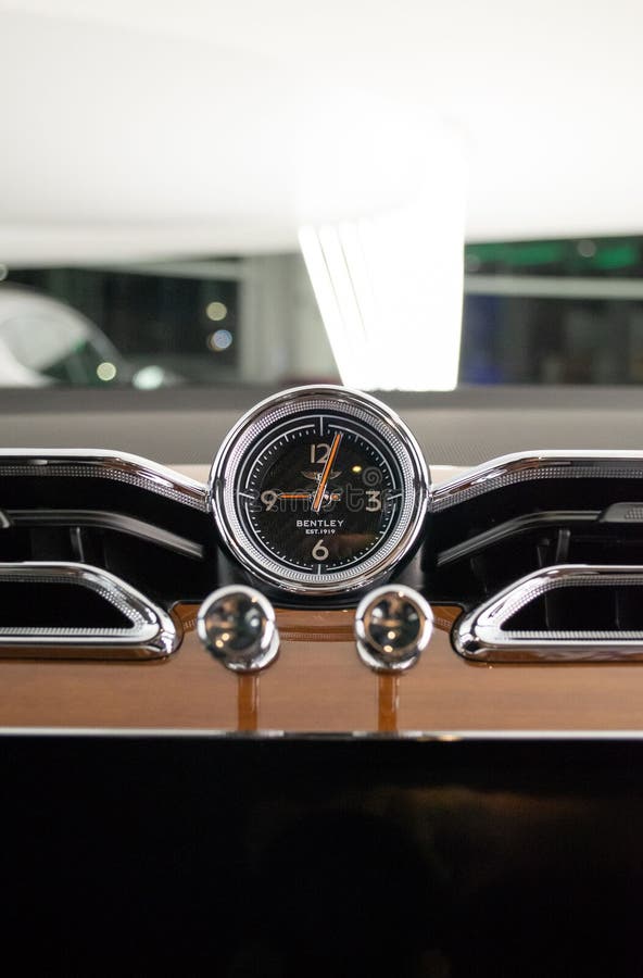 Close-up vertical de um painel de instrumentos com o relógio analógico do Bentley Bentayga fotos de stock royalty free