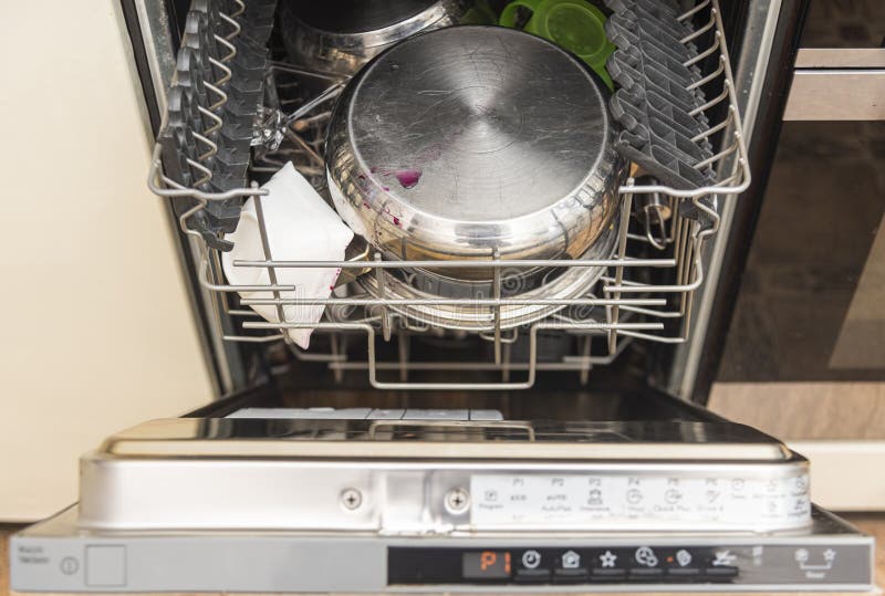 A Máquina De Lavar Louça Está Carregada Com Pratos. Louça Numa Lava-louça  Aberta. Aparelhos De Cozinha Para Pratos Imagem de Stock - Imagem de cesta,  carga: 215014061