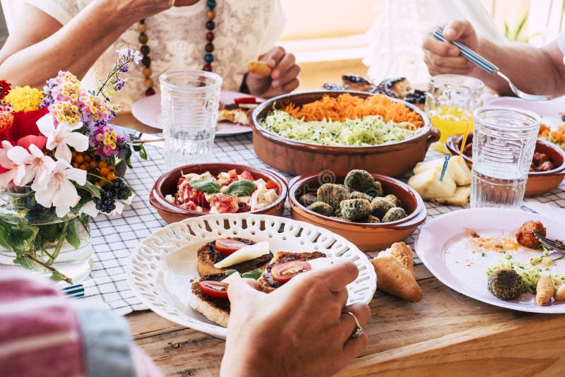 Mesa 'verde' e saudável. A tradição senta-se à mesa de Natal, mas