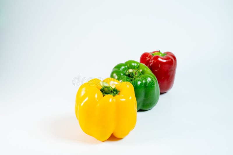 Fechar pimenta fresca empilhada isolada sobre fundo branco imagem de stock royalty free