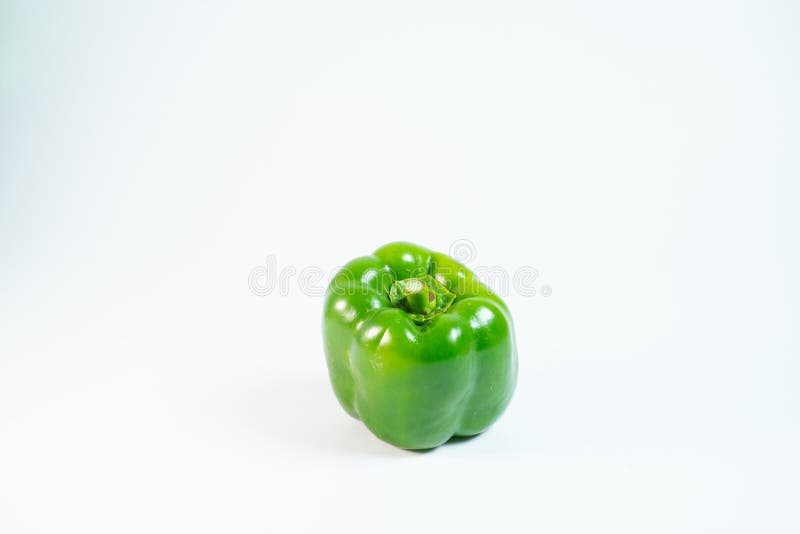 Fechar pimenta fresca empilhada isolada sobre fundo branco fotos de stock royalty free