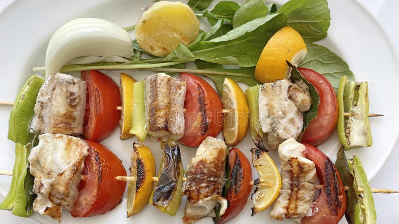 Fechar, pronto para comer o shish kebab no prato branco imagens de stock royalty free