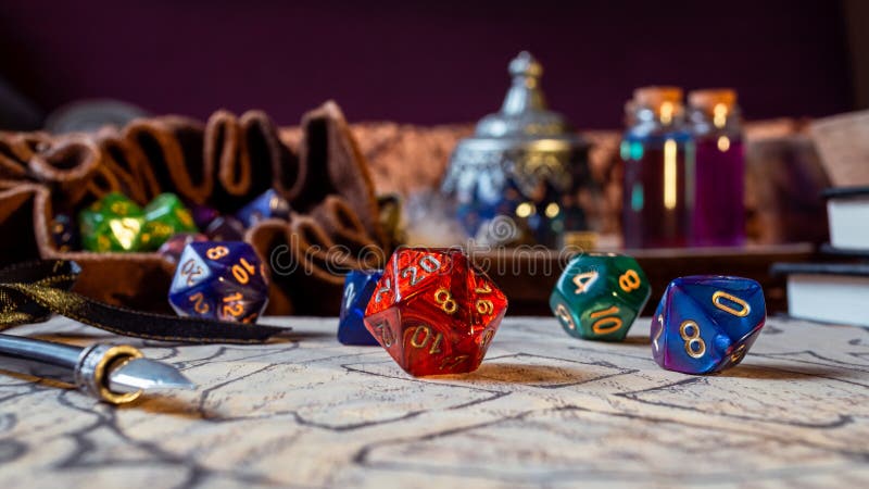 Atributos Do Jogo De Mesa RPG, Como Dados Poliédricos, Saco De Dados E  Poção, Em Uma Mesa De Madeira Na Luz Quente Foto Royalty Free, Gravuras,  Imagens e Banco de fotografias. Image