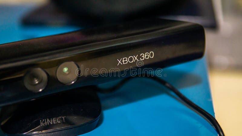 Jogando Jogos Interativos Com Kinect Xbox 360 Foto Editorial - Imagem de  microsoft, movimento: 35169296