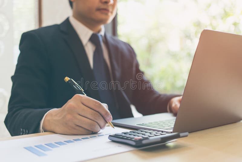 Feche acima da escrita moderna do homem de negócios no papel de carta em originais de negócio do diagrama financeiro do gráfico n imagens de stock royalty free Feche acima da escrita moderna do homem de negócios no papel de carta em originais de negócio do diagrama financeiro do gráfico n imagens de stock royalty free