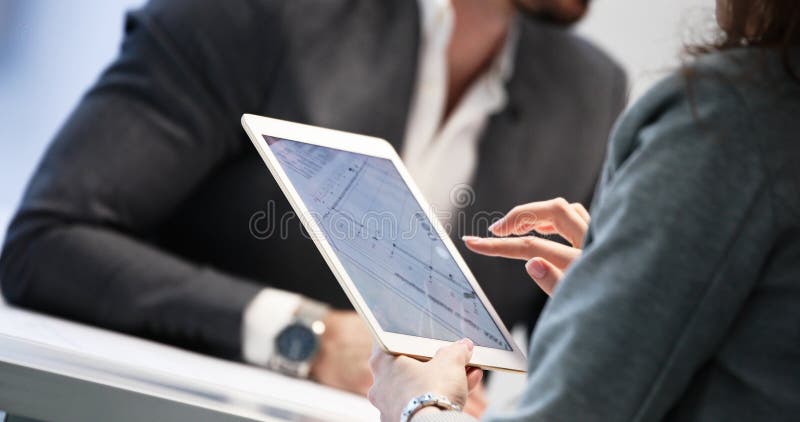 Feche acima da imagem do homem de negócios usando a tabuleta fotografia de stock royalty free