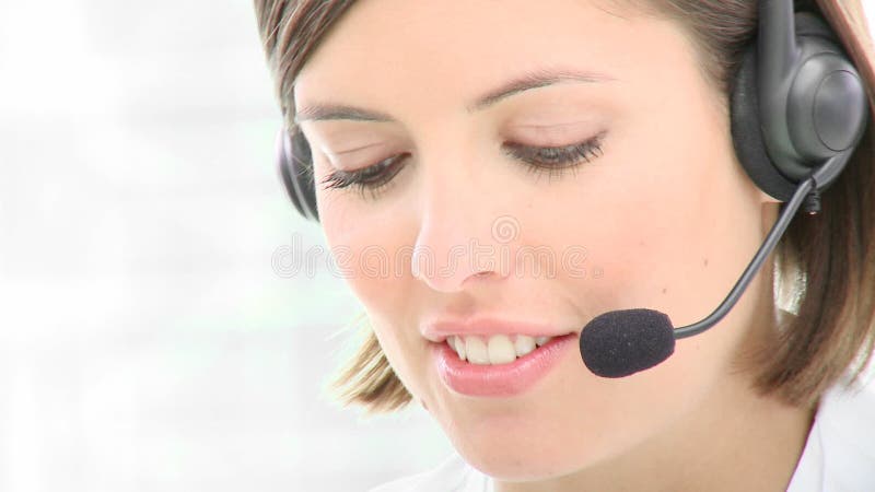 Feche acima da mulher bonita que trabalha em um centro de atendimento