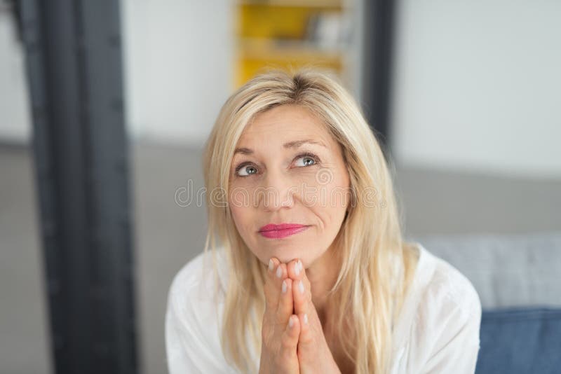 Feche acima da senhora adulta loura pensativa Looking Up imagem de stock royalty free Feche acima da senhora adulta loura pensativa Looking Up imagem de stock royalty free