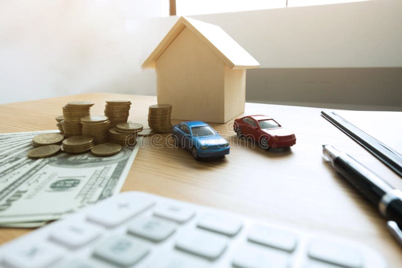 Feche acima da troca de dinheiro do objeto com bens imobiliários Contrato no tra fotografia de stock Feche acima da troca de dinheiro do objeto com bens imobiliários Contrato no tra fotografia de stock