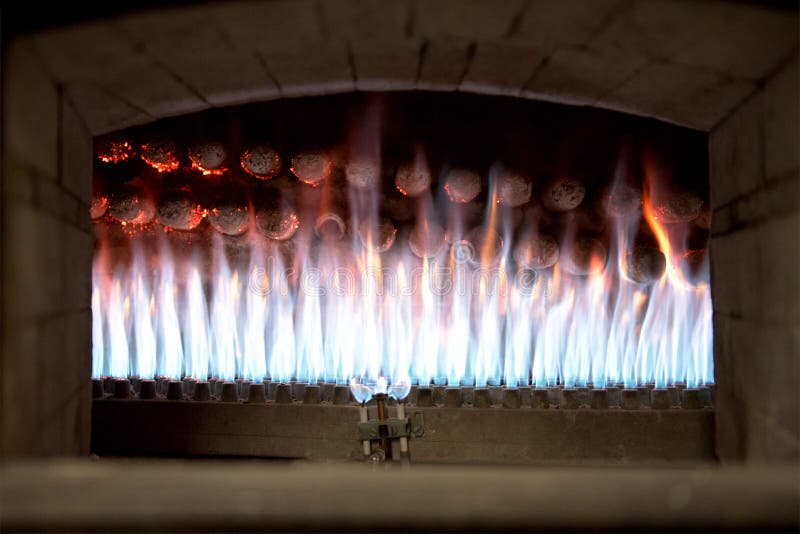 Feche acima da vista das chamas em um forno de padaria aberto fotografia de stock Feche acima da vista das chamas em um forno de padaria aberto fotografia de stock