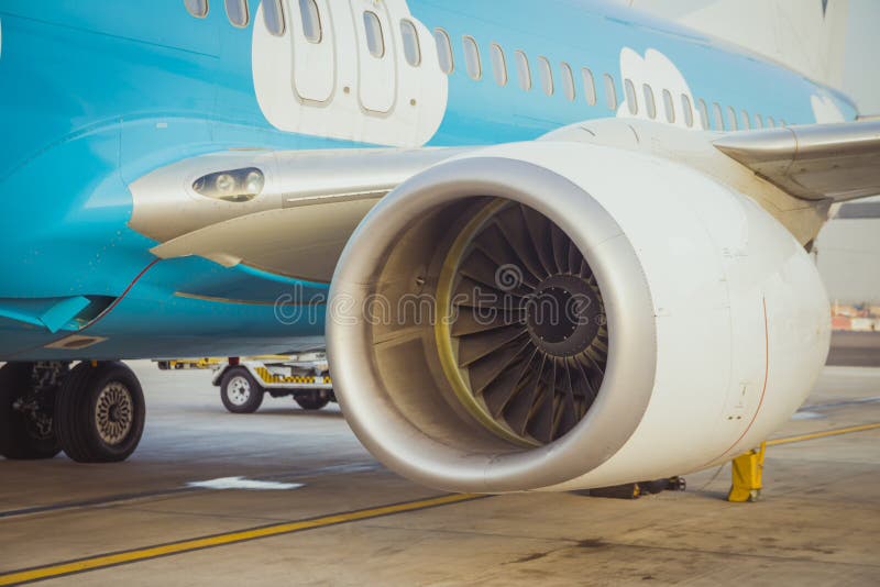 Feche acima da vista do motor de turbina do avião quando ele que é preparin fotos de stock Feche acima da vista do motor de turbina do avião quando ele que é preparin fotos de stock